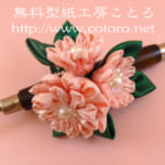 作り方☆葉っぱ付き お花の髪飾り☆つまみ細工プレート