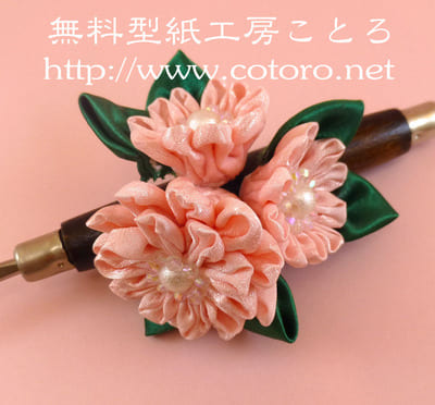 作り方☆葉っぱ付き お花の髪飾り☆つまみ細工プレート